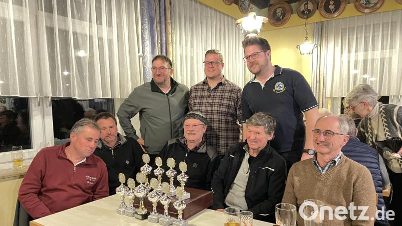 Die Sieger des Kreisschießwettbewerbs in Oberviechtach freuen sich über die gewonnenen Pokale. Bild: Josef Hauer/exb