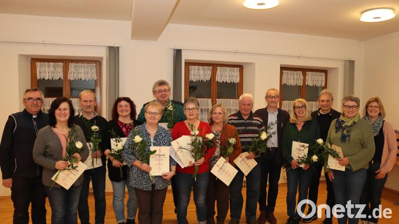 Die KAB Rieden ehrt Mitglieder für ihre Treue anwesenden Geehrten. Präses Pfarrer Slawomir Niemczewski (links), KAB-Sprecher Peter Pilz (Sechster von links), Bürgermeister Geitner (Fünfter von rechts) und Pfarrgemeinderatsvorsitzender Josef Weinfurtner (Dritter von rechts) gratulieren. Bild: mrr