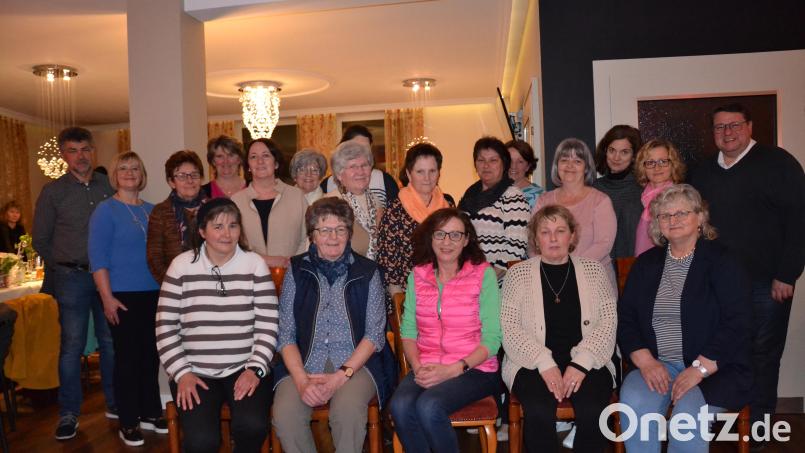 Der Katholische Frauenbund Moosbach hat wieder eine Führungsriege. Vorsitzende ist Angelika Hierold (vorne, Mitte). Stellvertreterinnen sind Maria Bäumler (vorne, Zweite von rechts) und Maria Bayer-Schmidt (vorne, rechts). Schriftführerin ist Petra Zielbauer und Schatzmeisterin Elisabeth Reger (von links vorne). Pfarrer Udo Klösel (rechts) Zweiter Bürgermeister Bernhard Rom und Diözesanvorsitzende Martha Bauer (von links) gratulieren. Bild: gi