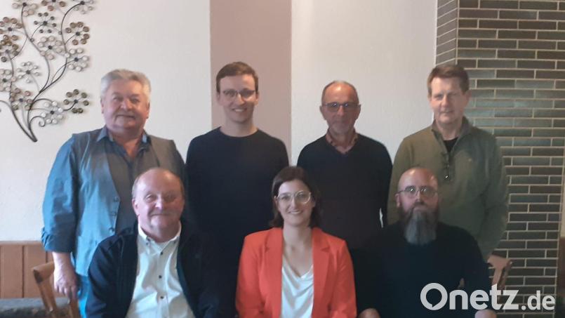 Eine Veränderung brachten die Neuwahlen bei der Jahreshauptversammlung des Liederkranz Schönkirch. Im Bild: (sitzend, von links) Hans Hart, Susanne Zeitler und Vorsitzender Stefan Lindner sowie (stehend, von links) Herbert Kraus, Chorleiter Florian Löw, Heiner Rübl und Reinhold Pöll. Bild: Herbert Kraus/exb