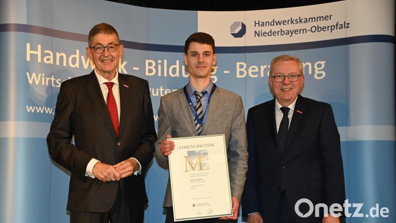 Fabian Walter (Mitte), Elektrotechnikermeister aus Neustadt/WN, mit HWK-Präsident Dr. Georg Haber (links) und HWK-Hauptgeschäftsführer Jürgen Kilger (rechts). Bild: Fotostudio Kraus/exb