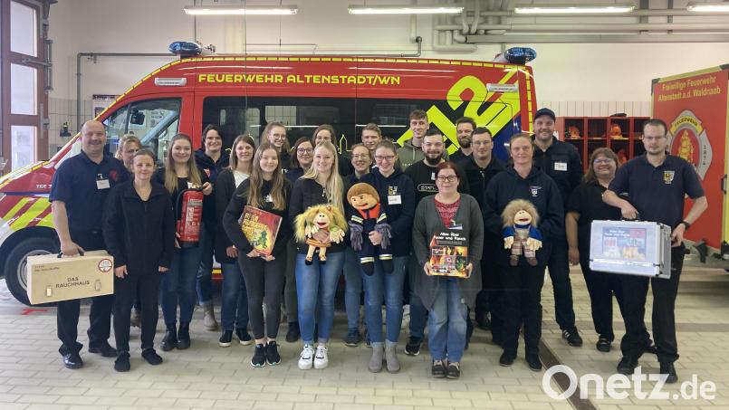 Am Grundseminar Brandschutzerziehung nahmen im Landkreis Neustadt/WN Vertreter von zwölf Feuerwehren teil. Bild: Thomas Mathes/exb
