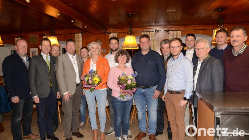 Bürgermeister Rainer Rewitzer (vordere Reihe, von links) ist neuer Vorsitzender der CSU Pleystein. Ihm zur Seite stehen die Stellvertreter Andrea Lang, Thomas Gallitzendörfer und Stefan Voit, die Maria Kick, geehrt für 30 Jahre Mitgliedschaft in die Mitte genommen haben. Schatzmeister und Digitalbeaufbetragter ist Christoph Müllhofer (vordere Reihe, Zweiter von rechts). Bild: bey