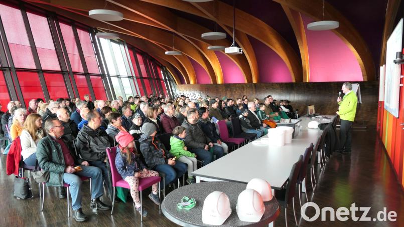 Rund 120 Besucher lauschten den Informationen von Verbandsdirektor Thomas Knoll bei der Kraftwerkstour.. Bild: Stefan Karl/exb