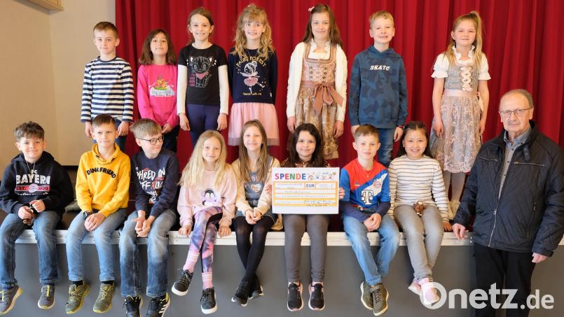 Anstelle von Kommuniongeschenken den Verein für Kinderkrebshilfe unterstützen: Eine bemerkenswerte Geste der Speinsharter Kommunionkinder, die an stellvertretenen Vorsitzenden Andreas Steinl 990 Euro Spende überreichten. Bild: do