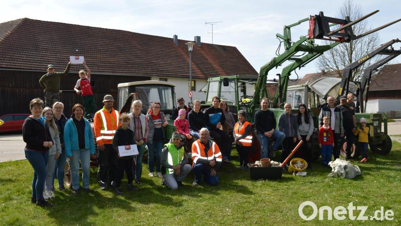 Die Mitwirkenden bei der Rama Dama-Aktion des GOV Muschenried sammelten einiges an Müll. Bild: Johanna Baier/exb