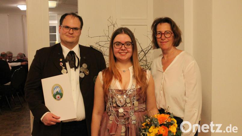 Die Oberlinder Schützenmeisterin Renate Kellner (rechts) freut sich mit Sabine Humbs (Mitte), die Bezirkskönigin mit der Luftpistole geworden ist. Gauschützenmeister Stefan Brandmiller (links) erhielt den &quot;Goldenen Löwen&quot; für seine Verdienste um das Schützenwesen. Bild: dob