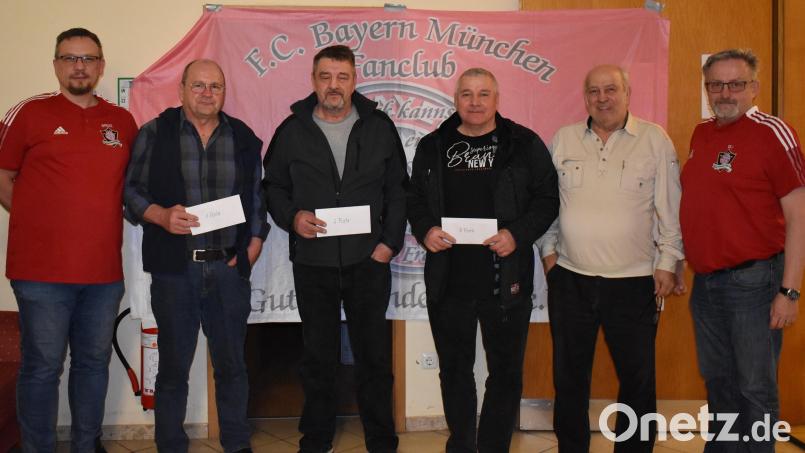 Die 200 Euro beim Preisschafkopf des FC-Bayern-Fanclubs "Gute Freunde" holte sich Ewald Schmiegel (Zweiter von links) aus Neunkirchen bei Weiden. Bild: exb/Spickenreuther