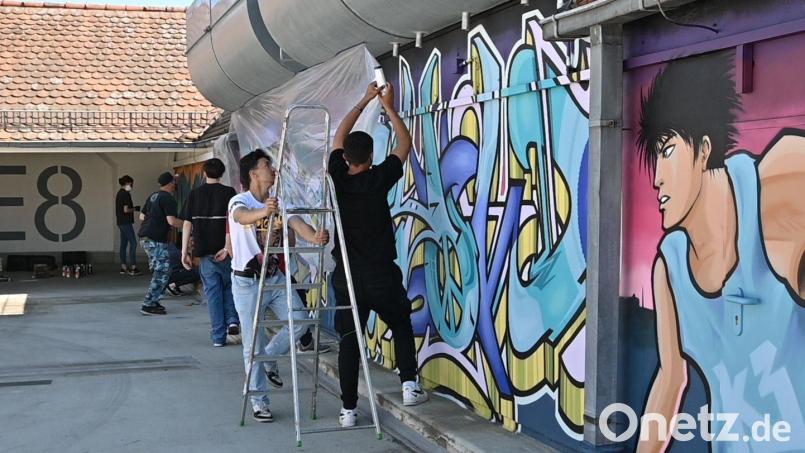 Die Wände des oberen Parkdecks zieren bereits Graffiti-Bilder. Die Ebenen acht und neun des Naab-Parkhauses sollen zu einer Bürgerfreifläche ausgebaut werden. Bild: Hirsch