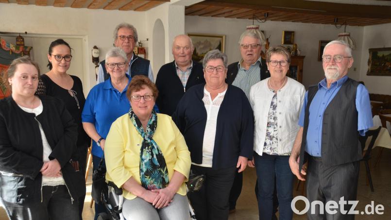 Mit der Kreisvorsitzenden Carola Brust (Zweite von links) ehrt Ortsvorsitzender Roberto Troll (rechts) verdiente Mitglieder. Bild: dob