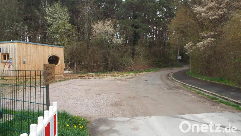 Bisher führte die Bürgerwaldstraße nur bis zur Brücke. Jetzt wird sie um exakt 51 Meter verlängert und führt am Waldkindergarten vorbei. Bild: e