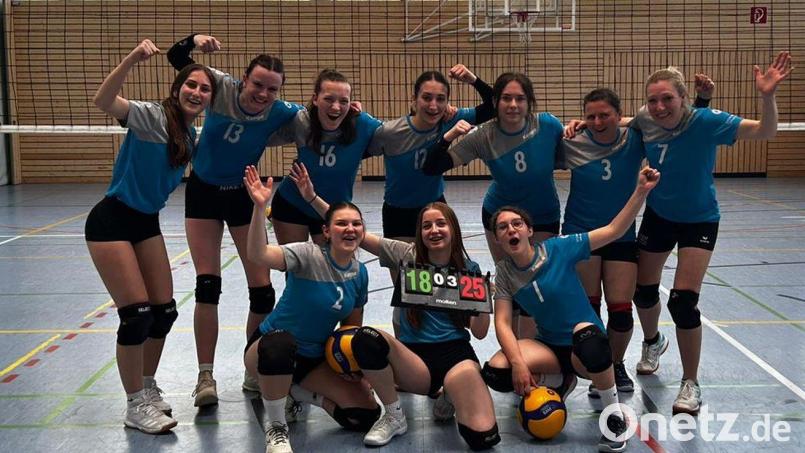 Die erfolgreichen Volleyballerinnen des TuS Schnaittenbach mit (hinten von links) Emily Auer, Ida Hanft, Sonja Lang, Teodora Vislavski, Hannah Kausler, Manuela Rindfleisch, Martina Müller, (vorne) Luisa Schlosser, Maleen Kellner und Verena Bühler. Bild: Michael Rindfleisch