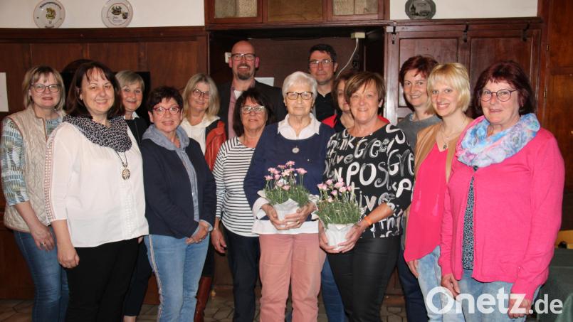 Marianne Lebegern (Vierte von links) ist auch nach 20 Jahren als Vorsitzende noch nicht amtsmüde. Sie kann sich auch die nächsten beiden Jahre auf ihr bewährtes Team verlassen. Klara Jakob und Renate Weiß (von links mit Blumenstock) wurden für 55 und 30 Jahre Mitgliedschaft geehrt. Bild: prh