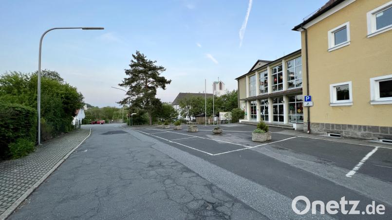 Die Neugestaltung des Julius-Meister-Wegs zwischen Friedhof, Schule und Kindergarten ist eines der bevorstehenden Großprojekte der Gemeinde. Beginn der Maßnahme wird jedoch voraussichtlich frühestens 2026 sein. Archivbild: Eichl