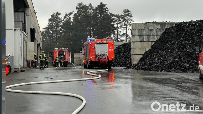 Nach rund zehn Minuten können die Feuerwehrleute den Brand löschen. Die Baumaschine fing laut Aussage der Polizei durch einen "kleinen Unfall" Feuer. Bild: kle
