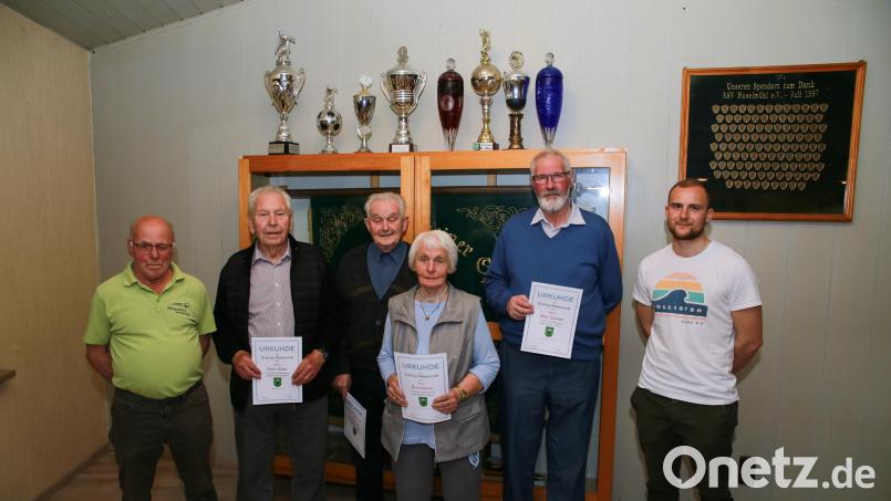 Der Lengenfelder Stopselclub ehrt Mitglieder für 50 Jahre Treue (von links): Vorsitzender Erich Pechtl, Erich Birzer, Nikolaus Scharl, Resi Krauss, Albin Baumer und Lukas Kodalle. Bild: egl