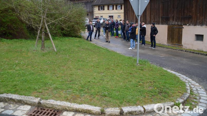 Für ein Anwesen &quot;Am Berg&quot; soll nach dem Willen des Eigentümers die Zufahrt mittels Inanspruchnahme des Grundstücksdreiecks (Rasenfläche) aufgeweitet werden, um die Zufahrt mittels Schwerlastverkehr zu erleichtern Bild: ak
