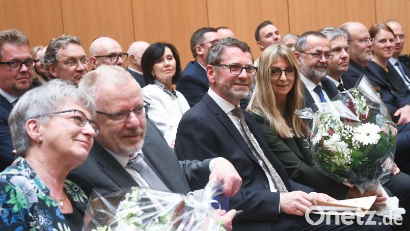 Leitender Oberstaatsanwalt a. D. Gerd Schäfer (vorne links) und seine Gattin feierten die Amtsübergabe an Nachfolger Bernhard Voit (daneben) zusammen mit ihren Familien und Dutzenden Vertretern aus Justiz, Polizei, Politik, Bundeswehr, US-Army und Religion. Bild: Gabi Schönberger