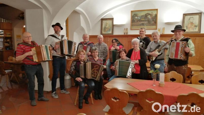 Elf Musikantinnen und Musikanten gestalteten den vierten Abend der Harmonika- und Akkordeonfreunde in Waldsassen im Gasthof Prinzregent-Luitpold. Bild: Regina Zeitler/exb