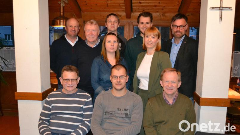 Vorsitzender der SpVgg Josef Schiesl (zweite Reihe, rechts) gratuliert dem neuen Führungsteam der Kegler Melanie Dobner und Katharina Nickl (Mitte, von rechts) zur Wahl. Bild: kki