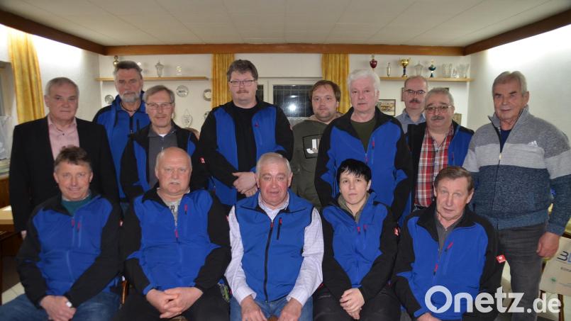 Bürgermeister Günter Kopp (stehend, links) mit dem künftigen Vorstand der Kleintierzüchter: (sitzend, von links) Georg Wiesend, Markus Pöhlmann, Helmut Kopp, Maria Ackermann, Hans Scherm, (stehend, ab Zweiter von links) Wolfgang Liedl, Alfred Kastner, Stefan Glaser, Maximilian Busch, Gerhard Schlicht, Hans Kreuzer, Josef Zehrer und Georg König. Bild: ak
