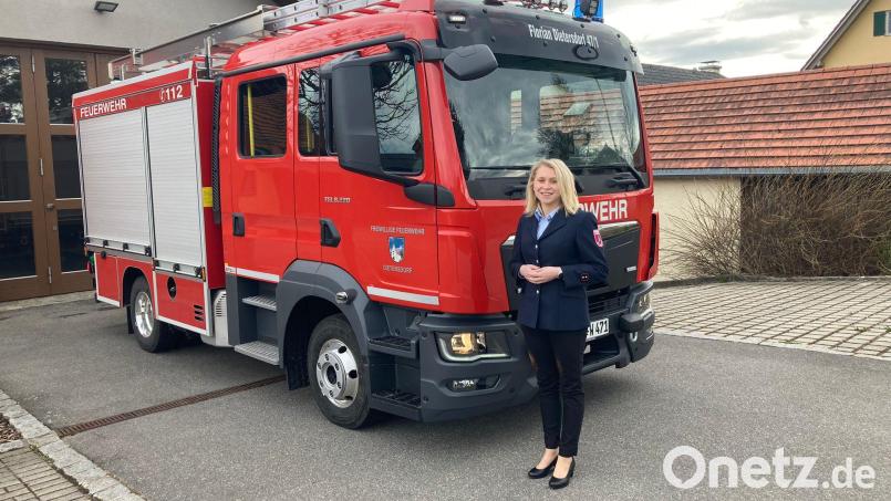 Rosmarie Paa (24) ist die erste weibliche Vorsitzende der Feuerwehr Dietersdorf. Aktuell ist sie bei der Organisation für die Weihe des neuen Einsatzfahrzeuges gefordert. Bild: Paa/exb