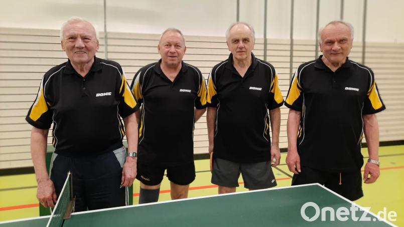Karl Schmidberger, Max Stangl, Josef Hitzler und Norbert Frisch (von links) holten als Herren II die Meisterschaft in der Tischtennis-Bezirksliga C Oberpfalz Nord Mitte. Bild: Hubert Brunner