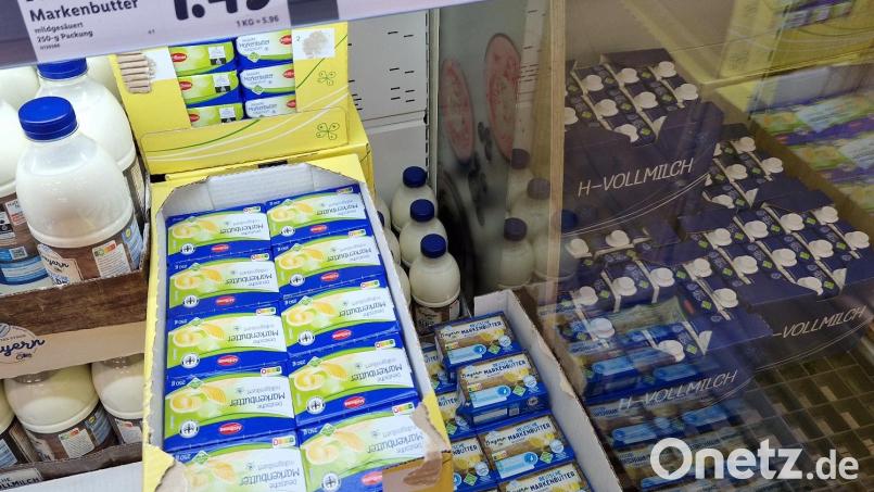 Butter und Milch aus Schwarzenfeld (unser Bild) sind unter verschiedenen Namen im Verkauf. Die Preise dafür haben sich auf knapp 1,50 bis 1,80 Euro eingependelt. Andere Molkereien verlangen deutlich mehr. Bild: Thomas Dobler