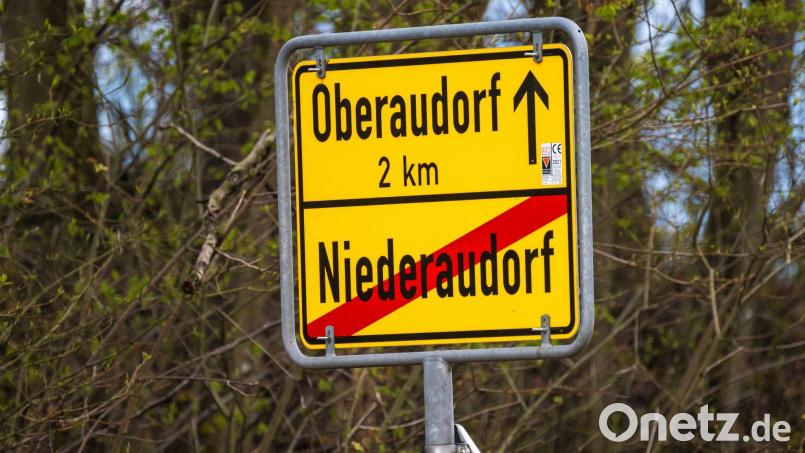 Das Ortsschild der Gemeinde Oberaudorf steht am Straßenrand. Symbolbild: Peter Kneffel/dpa