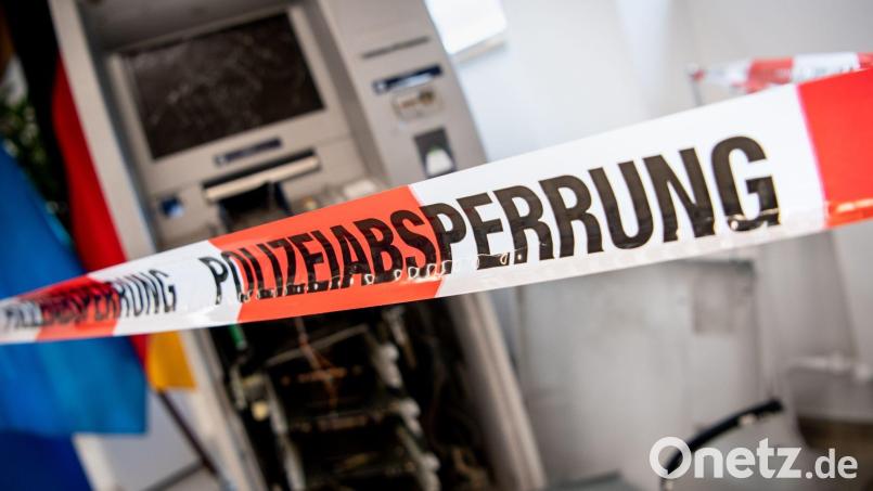 Ein gesprengter Geldautomat ist hinter einem Flatterband mit der Aufschrift „Polizeiabsperrung“ zu sehen. Symbolbild: Matthias Balk/dpa