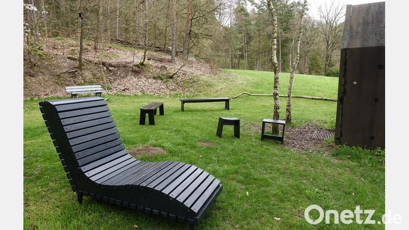 Die Waldmöbel sind farblich an die Asphaltkapelle angepasst. Bild: gri