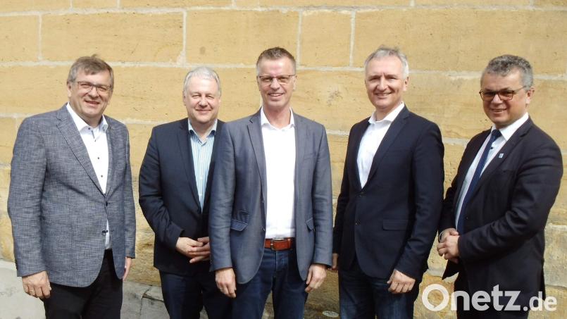 Gratulationscour für Bürgermeister Hermann Falk (Mitte) anlässlich seines 60. Geburtstags, darunter auch (von links) Bürgermeister Peter Braun als Kreisvorsitzender des Bayerischen Gemeindetags und Landrat Richard Reisinger sowie (von rechts) Bürgermeister Martin Birner als Bezirksvorsitzender des Gemeindetags und CSU-Kreisvorsitzender Harald Schwartz. Bild: u