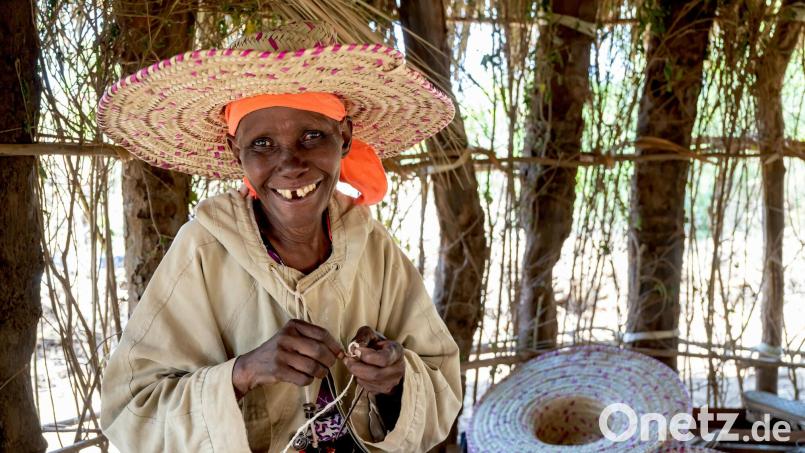 Hadija Kimati (70) aus Tansania kann nach der erfolgreichen Operation sie wieder als Hutmacherin arbeiten. Symbolbild: Thomas Einberger/CBM/argum/exb