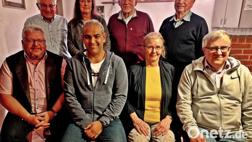 Seit 50 Jahren sind die Weidener Siedlergemeinschaften in einem Dachverband zusammengeschlossen. Dessen Vorstand wurde neu gewählt. Sitzend von links: Vorsitzender Hans-Jürgen Meier, Schriftführer Kemal Koupaoglou, Kassiererin Luise Amschl, zweiter Vorsitzender Gerhard Götz, dahinter der Ausschuss. Bild: R. Kreuzer