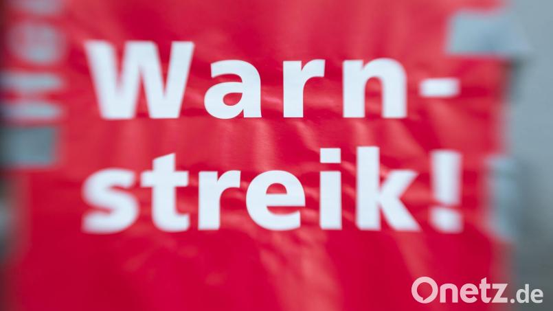 „Warnstreik!“ steht auf einem Schild. Symbolbild: Friso Gentsch/dpa