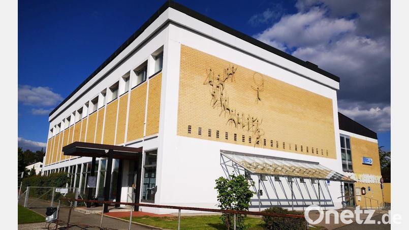 Unten Hallenbad, oben Turnhalle: Das Multifunktionsgebäude im Ortskern ist in die Jahre gekommen und muss saniert werden. Der Staat würde mehrere Millionen Euro zu dem Vorhaben zuschießen. Trotzdem bliebe noch ein siebenstelliger Betrag an der Marktgemeinde hängen. Bei diesem Gedanken ist einigen Markträten unwohl. Bild: Thomas Dobler