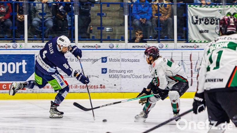 Mit diesem Schuss brachte Philipp Siller die Blue Devils Mitte des dritten Drittels mit 2:1 in Führung. Am Ende mussten sich die Weidener den Starbulls aber nach Verlängerung mit 2:3 geschlagen geben. Bild: Werner Moller