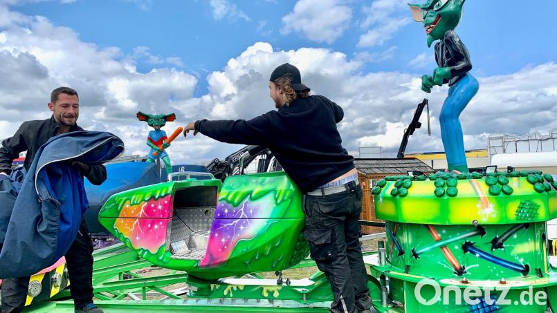Die Aufbauarbeiten für das Frühlingsfest 2023 in Weiden laufen bereits auf Hochtouren. Hier wird gerade das &quot;Breakdance&quot; für den Rummel ab Freitag fahrtüchtig gemacht. Das Frühlingsfest ist aber nur eine Veranstaltung von einer ganzen Reihe am langen Wochenende in Weiden. Bild: Gabi Schönberger