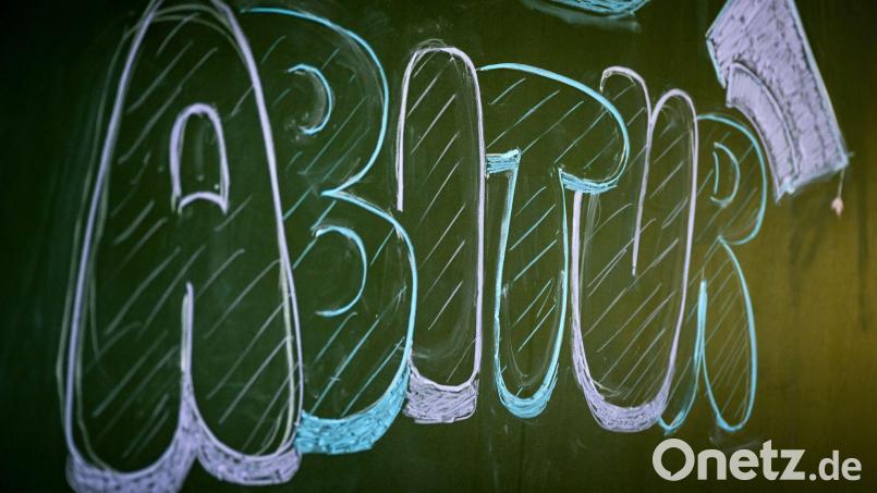 „Abitur“ steht auf einer Tafel im Klassenzimmer eines Gymnasiums. Bild: Sina Schuldt/dpa/Symbolbild