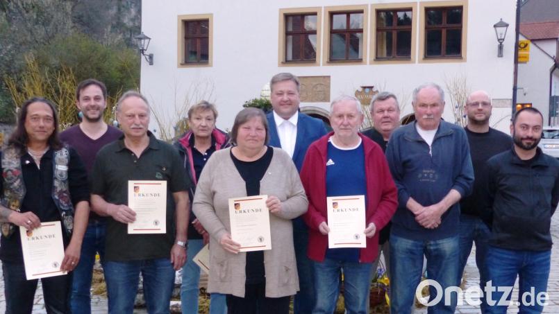 Die Reservistenkameradschaft Kastl ehrt langjährige Mitglieder (von links): Uwe Guttenberger, Thomas Geitner, Ferdinand Schwarzfischer, Angelika Grabenbauer, Johanna Neugebauer, Bürgermeister Stefan Braun, Helmut Neugebauer, Xaver Weber vom Kreisverband, Johann Frank, Christian Bäuml und Vorsitzender Arno König. Bild: jp