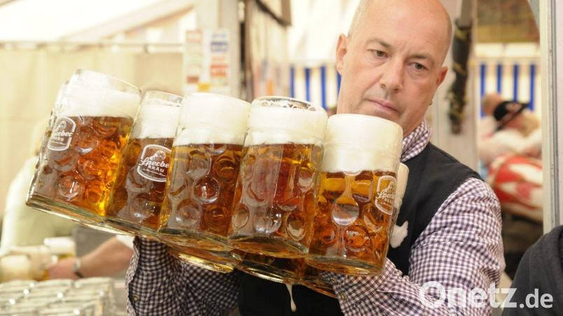 Der Job als Bedienung beim Frühlingsfest in Sulzbach-Rosenberg ist ein Knochenjob. Der Preis für die Mass Sperber-Bier ist im Vergleich zum Vorjahr 30 Prozent gestiegen. Bild: Petra Hartl