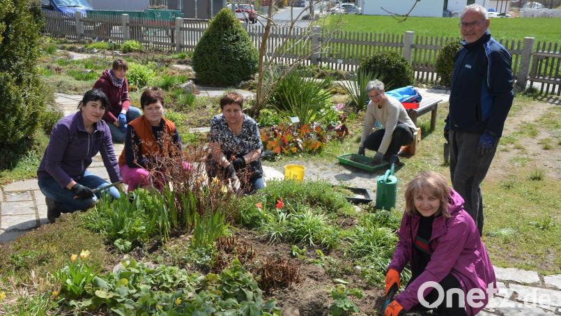 Betreut wird der Resl-Garten von einem Team des Obst- und Gartenbauvereins Konnersreuth mit Vorsitzender Barbara Wenisch (hinten rechts) an der Spitze. Unterstützung leisteten bei den Vorbereitungen auch Frauen und ein Ehepaar aus der Ukraine. Bild: jr