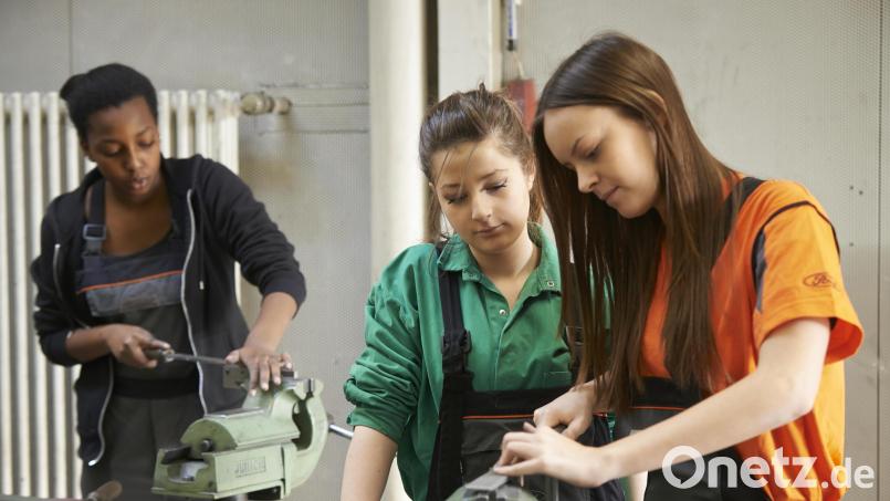 Klar, können Frauen das. Aber immer noch machen sie es nur sehr selten. Symbolbild: Mareike Tocha/Ford-Werke GmbH/obs