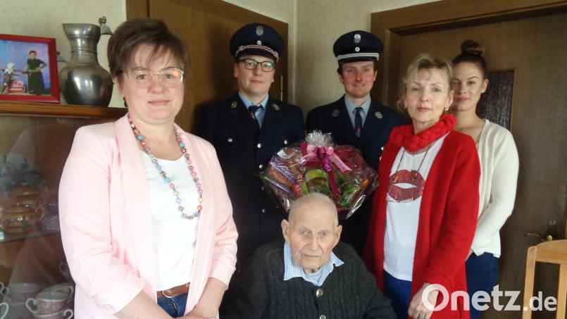 August Meindl (Mitte) freute sich über die Gratulanten zu seinem 95. Geburtstag. Das Bild zeigt (von links= Bürgermeisterin Sonja Meier, Vorsitzenden Martin Meindl und Kommandant Sebastian Ruml von der Feuerwehr Pondorf, Nichte Lisa Bauer und Enkelin Anna. Bild: amö