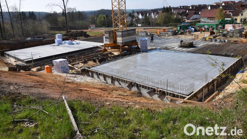 Die &quot;Neue Mitte&quot; in Ebermannsdorf kommt gut voran. Die Bodenplatten sind bereits fertig. Der Gemeinderat macht sich Gedanken, wie der begleitende Bürgerpark im Umfeld der Neuen Mitte gestaltet werden kann. Bild: bö