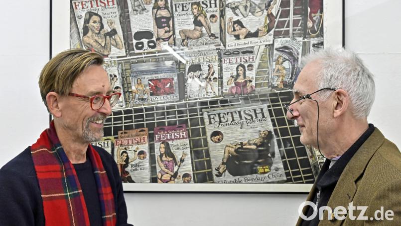 Der tschechische Grafiker Michal Cihlář (links) im Gespräch mit KV-Vorsitzendem Wolfgang Herzer vor dem Linol-Stillleben „Schachteln“. Bild: Jonathan Eder
