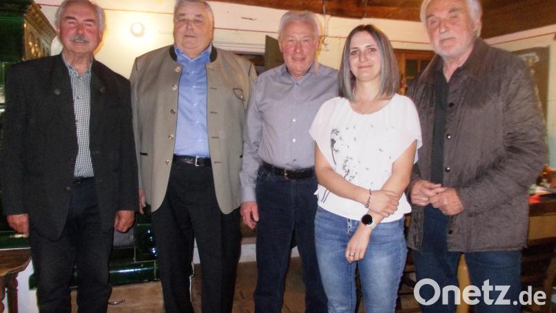 Der Vorstand des Oberpfalzvereins mit Vorsitzendem Karl-Heinz Preißer, zweitem Vorsitzenden Rudi Schmidt, Kassier Ralf Linhart (von links) und Ernst Umann, neuer Arbeitskreis-Hauptvertreter Kunst (rechts) wurde einstimmig gewählt. Carina Walberer führt die Mitglieder der Versammlung durchs renovierte Ledererhaus. Bild: bey