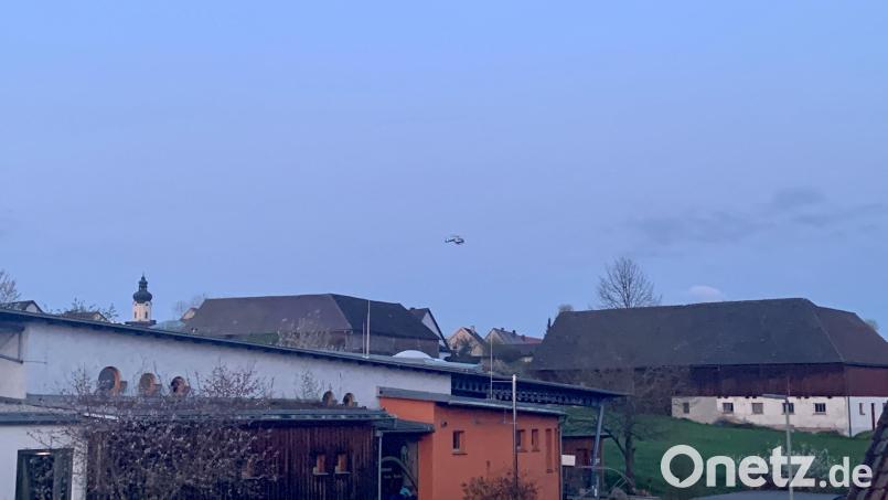 Am frühen Mittwochmorgen kreist ein Polizeihubschrauber über Kohlberg. Nach einem Autodiebstahl in Sulzbach-Rosenberg suchen die Beamten nach einem flüchtigen Mann. Bild: Stefanie Roth