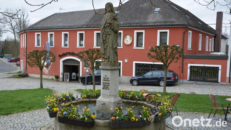 Der Theresienbrunnen am Therese-Neumann-Platz erinnert an die französische Heilige Therese von Lisieux. Deren Seligsprechung vor 100 Jahren feiert die Pfarrei Konnersreuth am Freitag und Samstag. Bild: jr