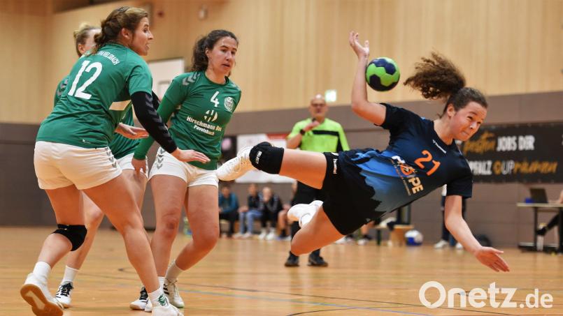 Vanessa Szameitat beim Torwurf: Die Handballerinnen des HC Weiden streben über die Relegation den BOL-Aufstieg an. Gegner ist in Hin- und Rückspiel Hersbruck. Bild: Büttner, Gerhard